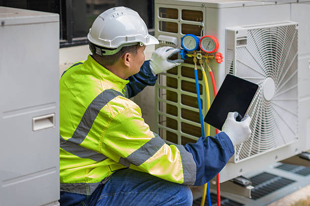 Professional Emergency Hvac Repair technician working in Fairbank, IA